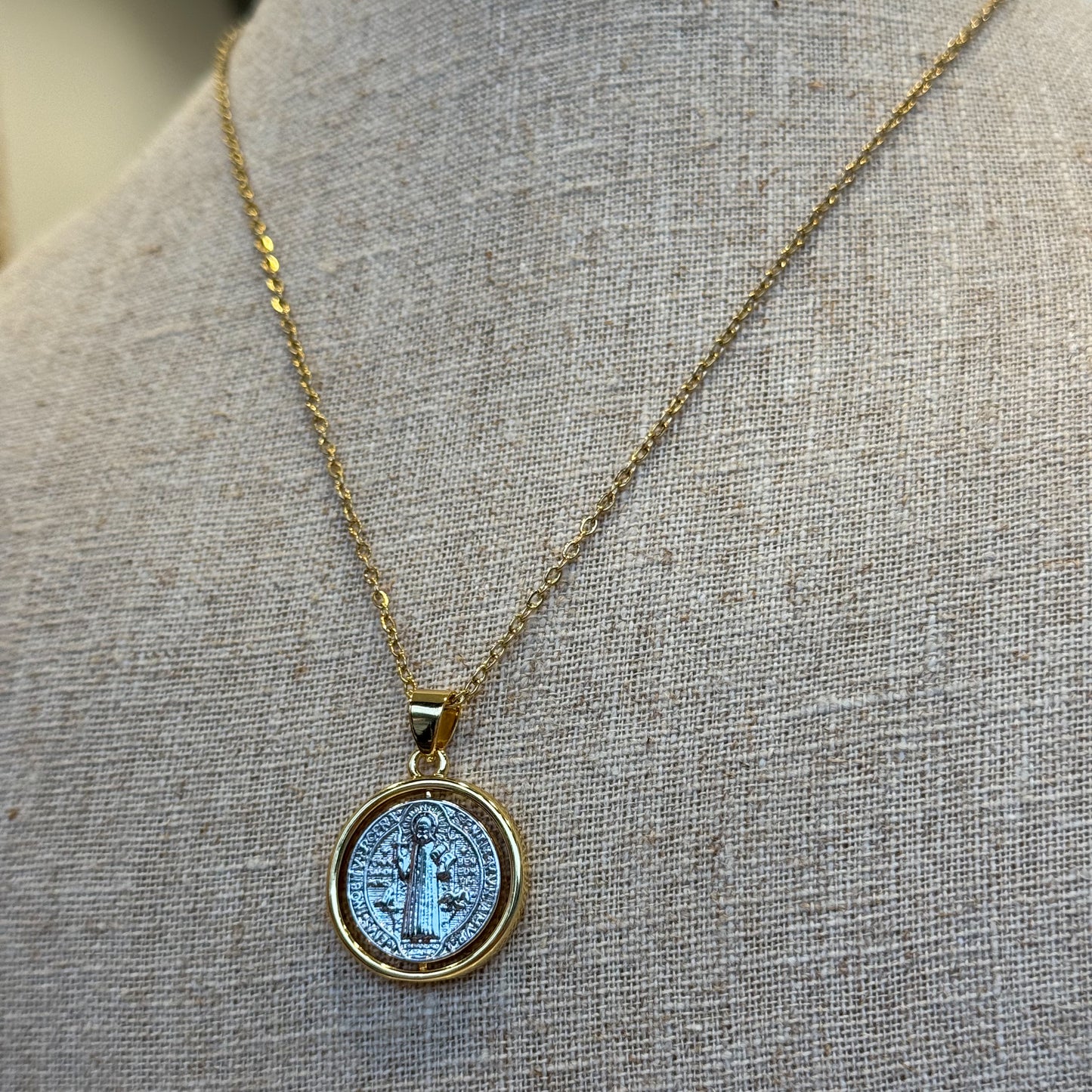 MEDALLION NECKLACE