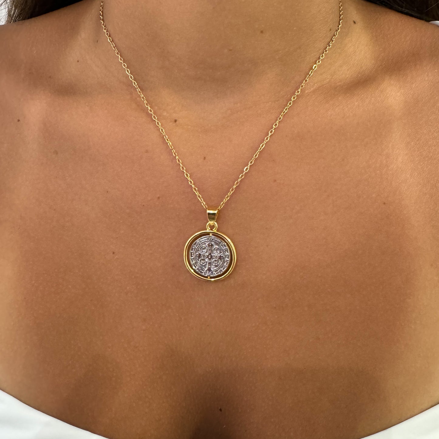 MEDALLION NECKLACE