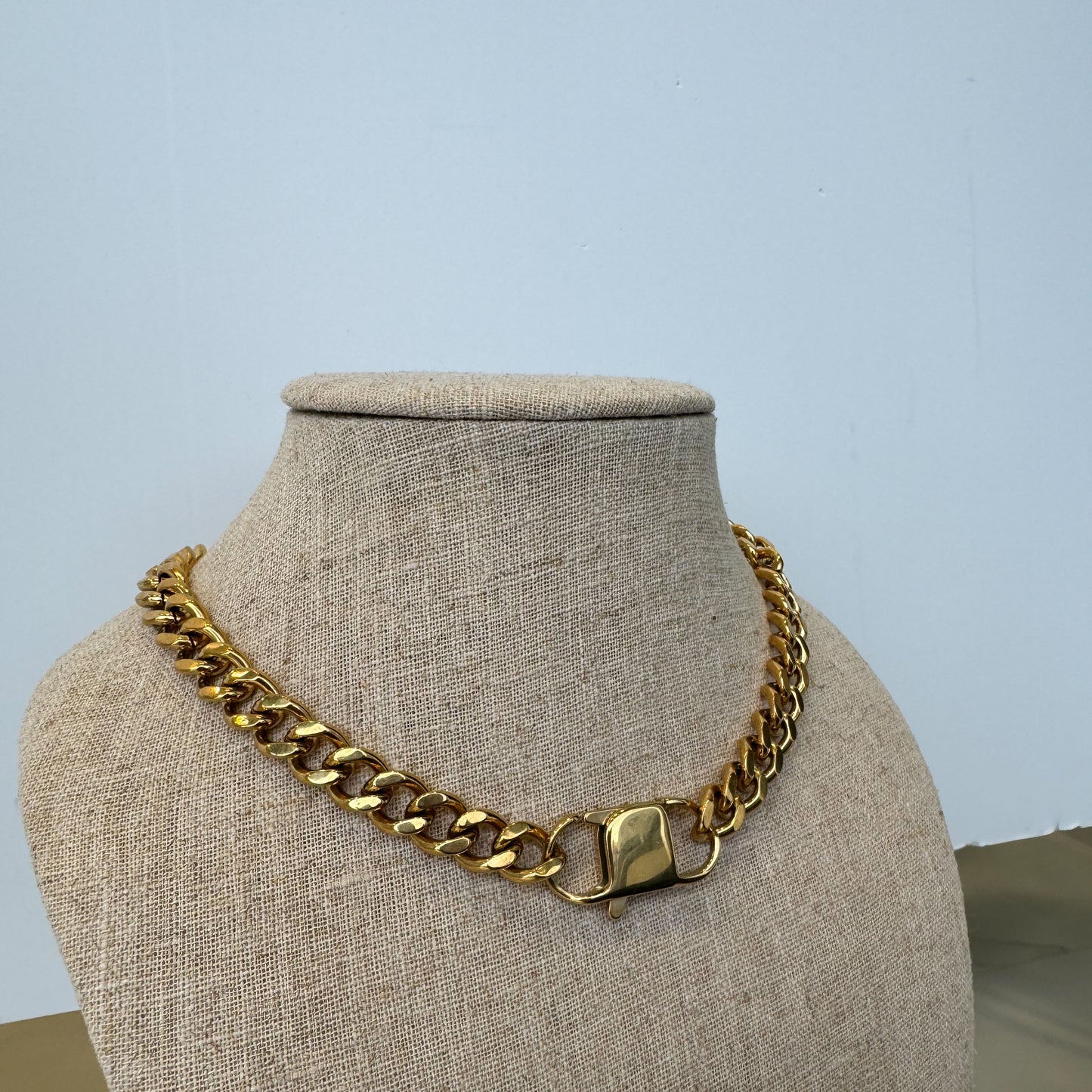 CLASP CHAIN NECKLACE