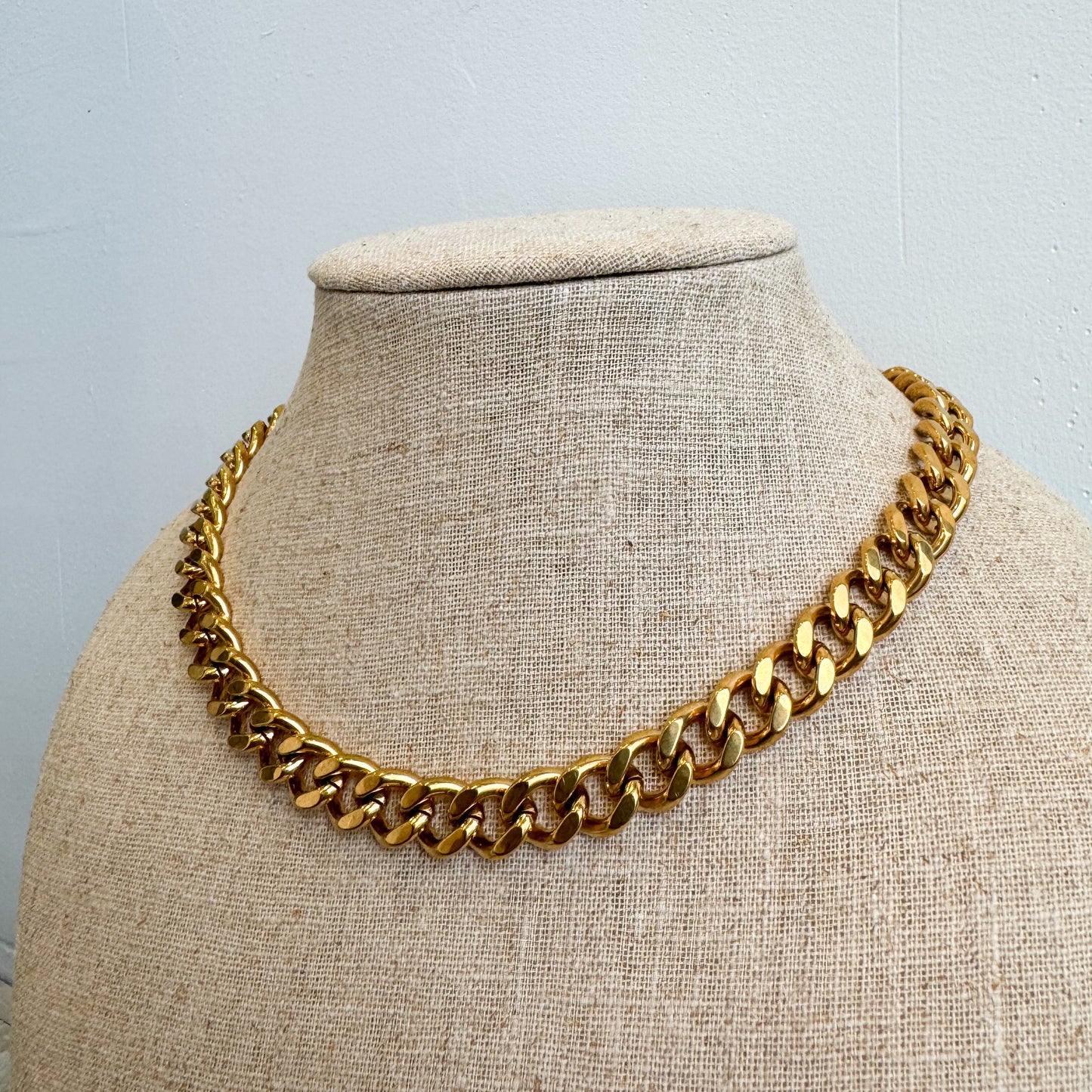 CLASP CHAIN NECKLACE