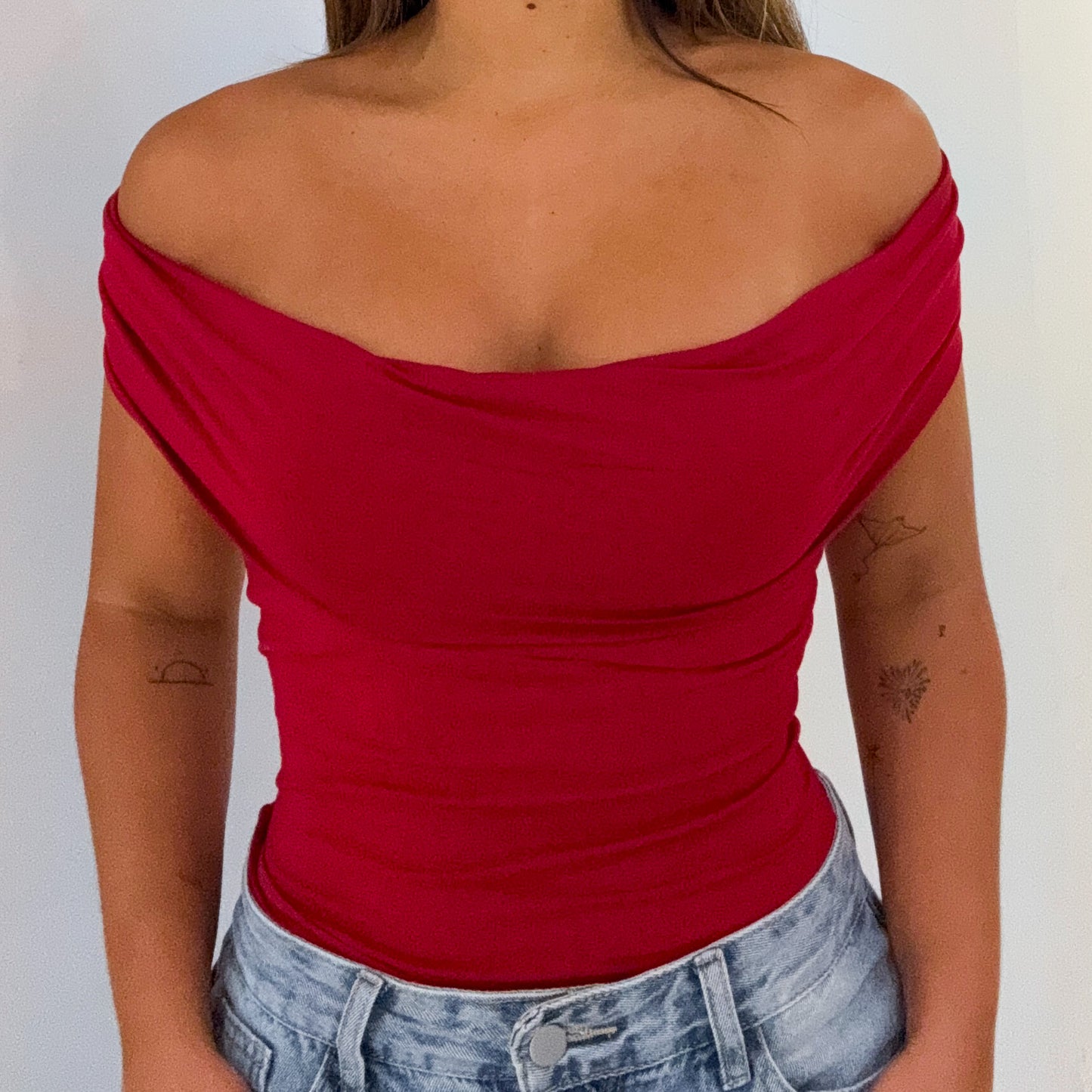 KIENDRA SCARLET TOP