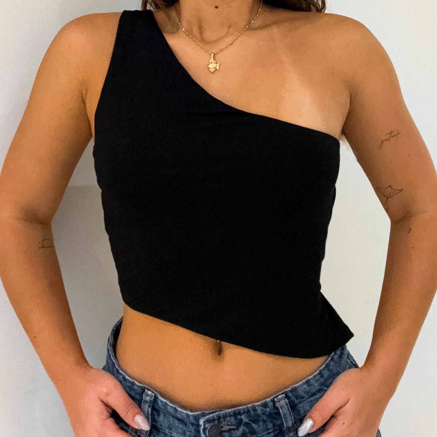 GIGI ONE SHOULDER TOP